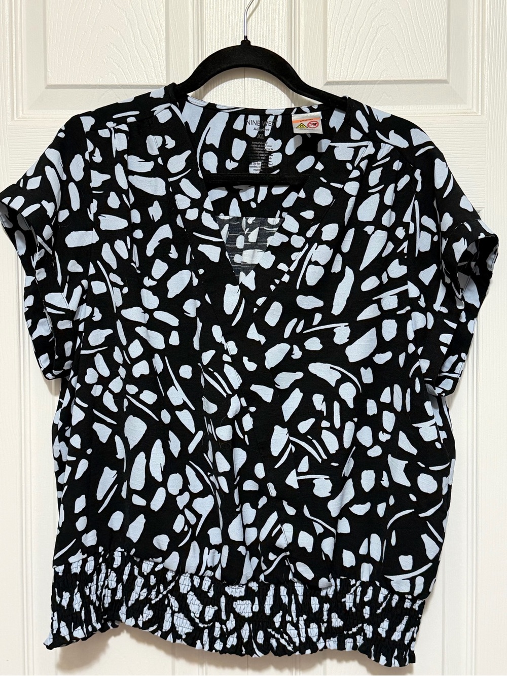 Nine West Black and White Abstract Print V-Neck Blouse XL